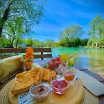Ada Hotel
